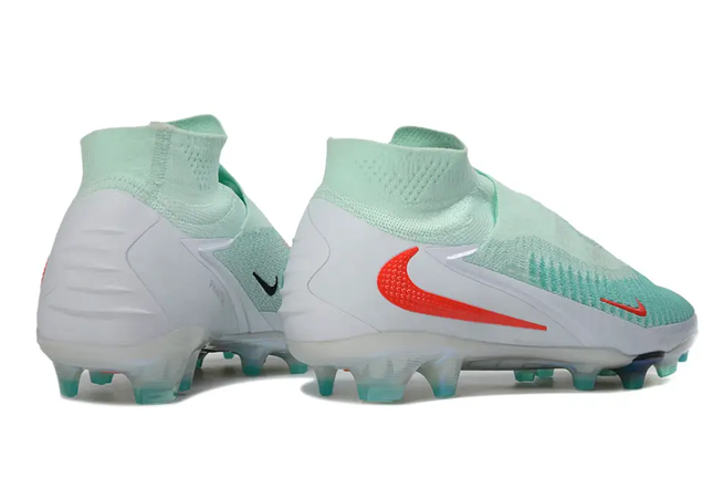 High-quality image of Nike Phantom 6 DF Elite FG football boot, perfect for goalkeepers.