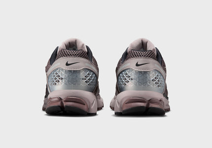 Nike Zoom Vomero 5 - College Grey / Black / Cave Stone