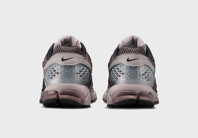 Nike Zoom Vomero 5 - College Grey / Black / Cave Stone