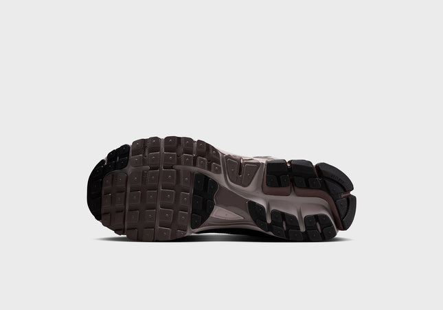 Nike Zoom Vomero 5 - College Grey / Black / Cave Stone
