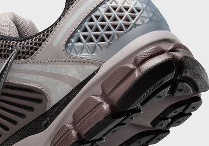 Nike Zoom Vomero 5 - College Grey / Black / Cave Stone