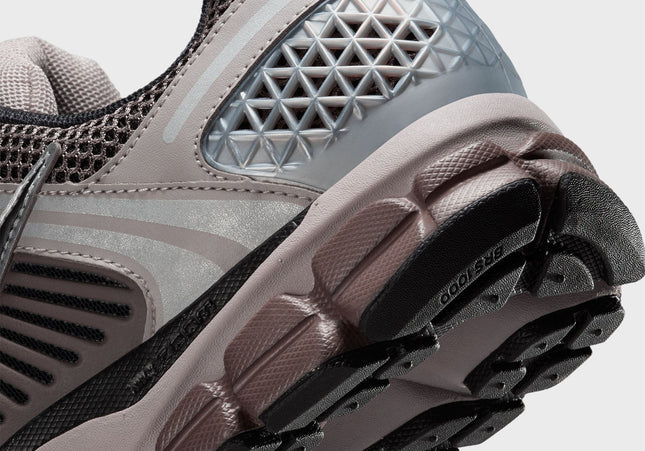 Nike Zoom Vomero 5 - College Grey / Black / Cave Stone