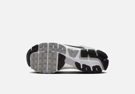 Nike Zoom Vomero 5 - Metallic Silver / Black / Pure Platinum
