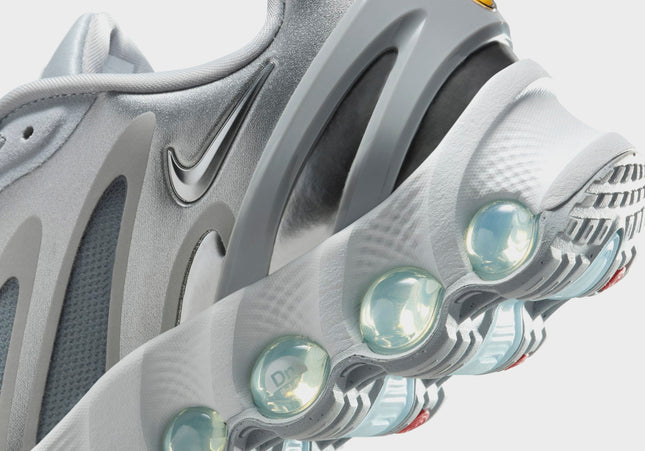 Nike WMNS Air Max Dn8 - Wolf Grey / Off-White / Metallic Silver