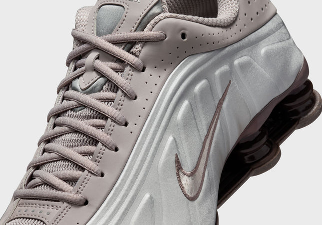 Nike Shox R4 - Cave Stone / Cave Stone / College Grey
