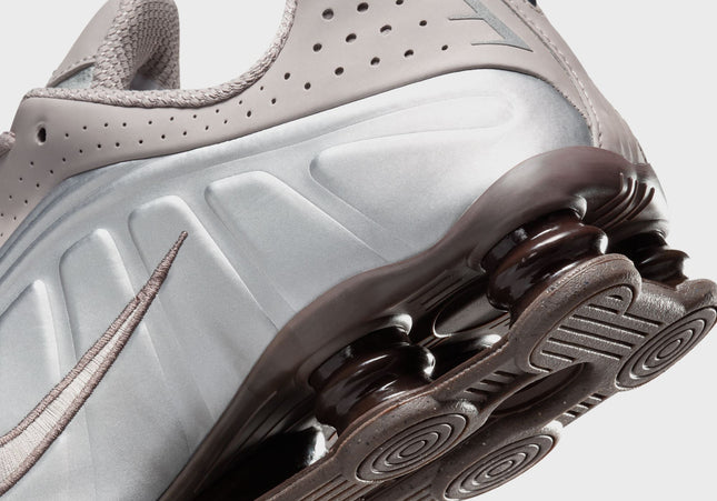 Nike Shox R4 - Cave Stone / Cave Stone / College Grey