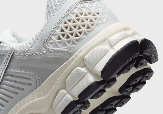 Nike GS Vomero 5 - Photon Dust / Chrome / Gridiron / Sail