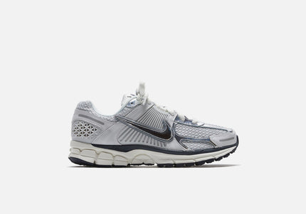 Nike WMNS Zoom Vomero 5 - Photon Dust / Chrome / Gridiron / Sail