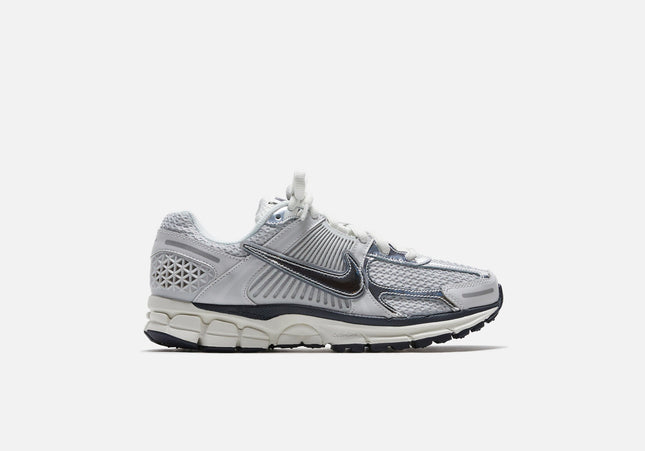 Nike WMNS Zoom Vomero 5 - Photon Dust / Chrome / Gridiron / Sail