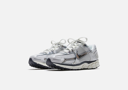 Nike WMNS Zoom Vomero 5 - Photon Dust / Chrome / Gridiron / Sail