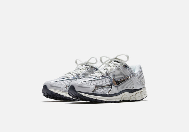Nike WMNS Zoom Vomero 5 - Photon Dust / Chrome / Gridiron / Sail