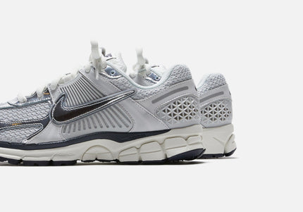 Nike WMNS Zoom Vomero 5 - Photon Dust / Chrome / Gridiron / Sail