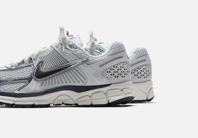 Nike WMNS Zoom Vomero 5 - Photon Dust / Chrome / Gridiron / Sail