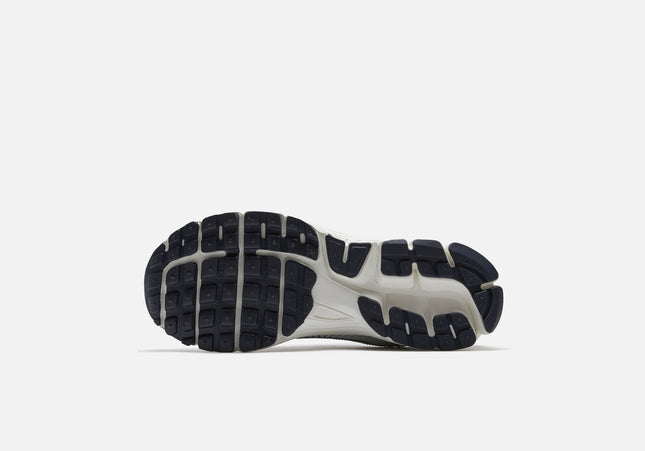Nike WMNS Zoom Vomero 5 - Photon Dust / Chrome / Gridiron / Sail