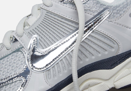Nike WMNS Zoom Vomero 5 - Photon Dust / Chrome / Gridiron / Sail