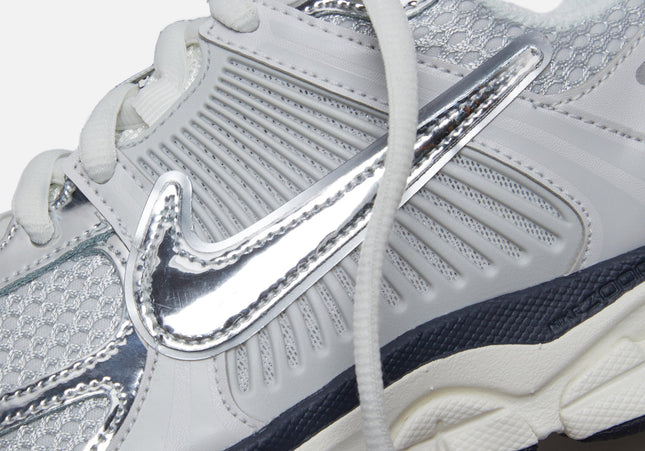 Nike WMNS Zoom Vomero 5 - Photon Dust / Chrome / Gridiron / Sail