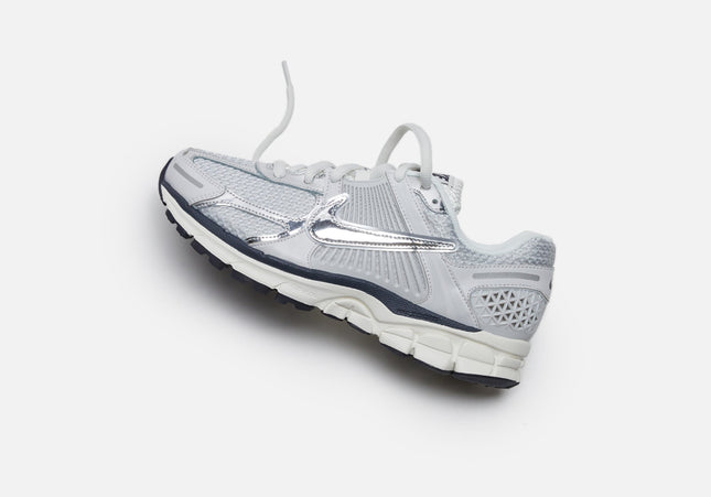 Nike WMNS Zoom Vomero 5 - Photon Dust / Chrome / Gridiron / Sail