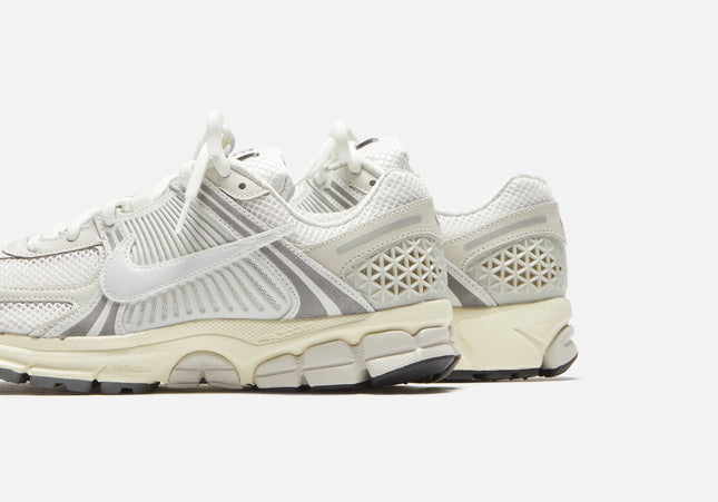 Nike Zoom Vomero 5 - Platinum Tint / Photon Dust