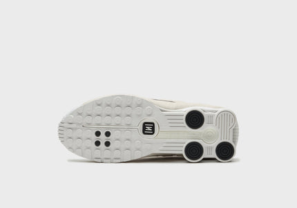 Nike WMNS Shox R4 - Summit White / Black / Light Orewood Brown